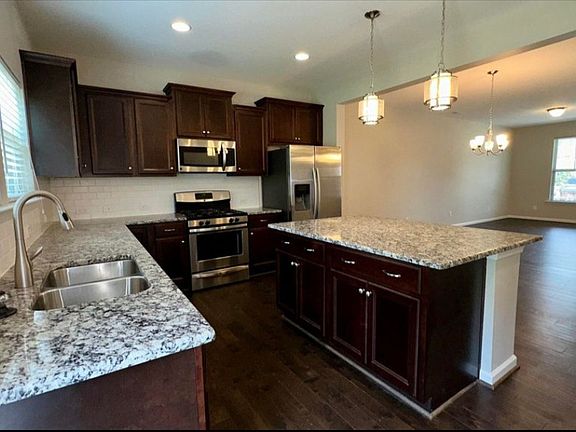 5th image of 1010 Metropolitan Dr