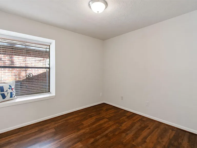 75 Fallshire Dr — Photo 12