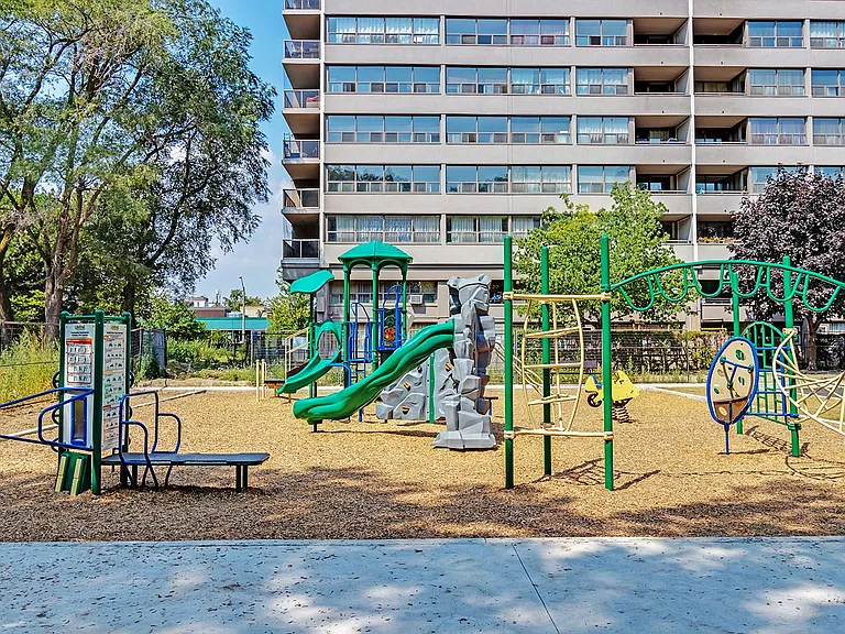 53 Thorncliffe Park Dr — Photo 12