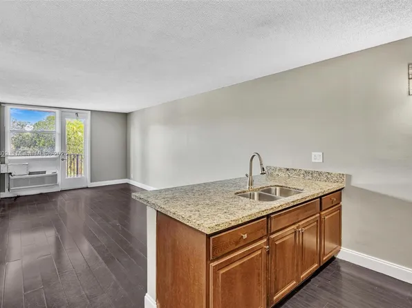 2701 Riverside Dr APT 303-B, Coral Springs, FL 33065