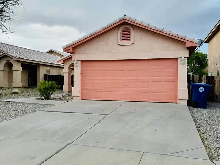 4405 Cuarzo Ave NW — Photo 1