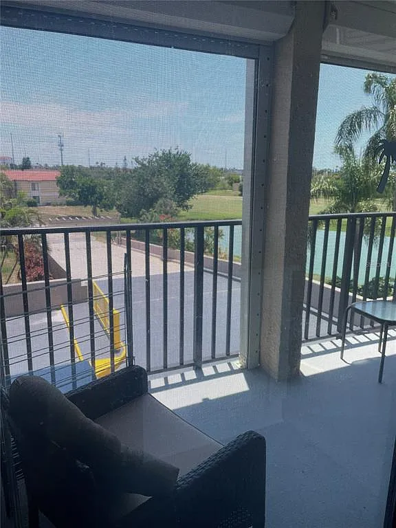 2 bed, 2.0 bath, 1050 sqft, $2,000 — Photo 2