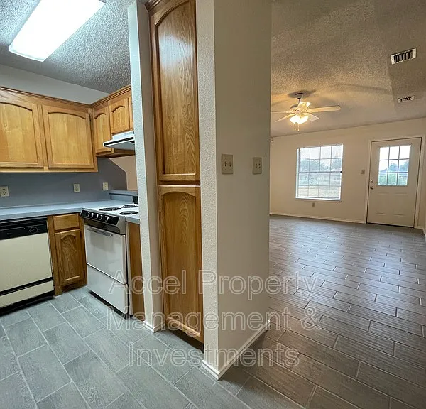 1605 River Bend Dr — Photo 3