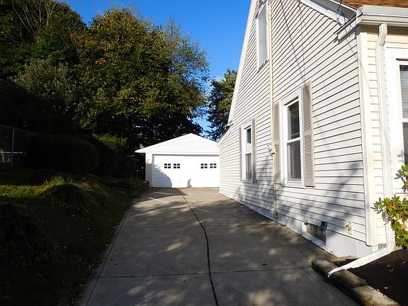 4th image of 438 Wood St