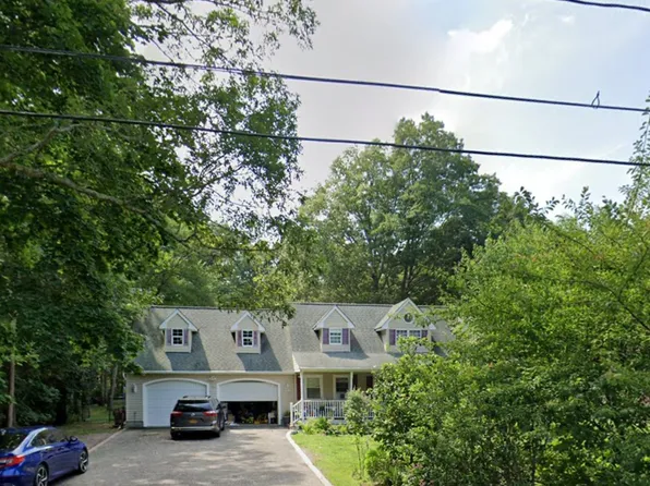 5 Sunny Line Dr, Calverton, NY 11933