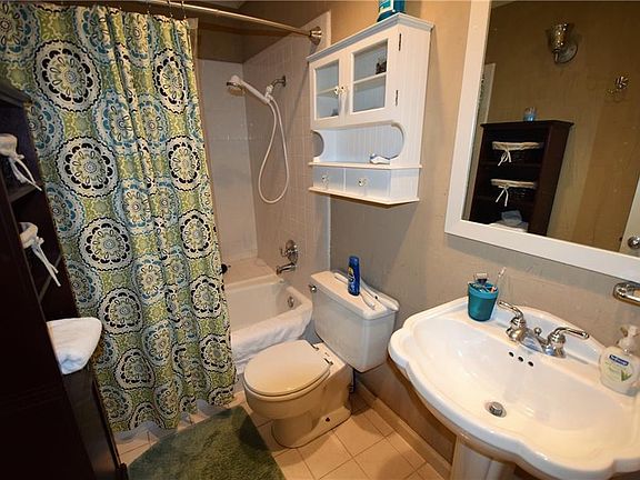 5th image of 905 Whitehall Dr
