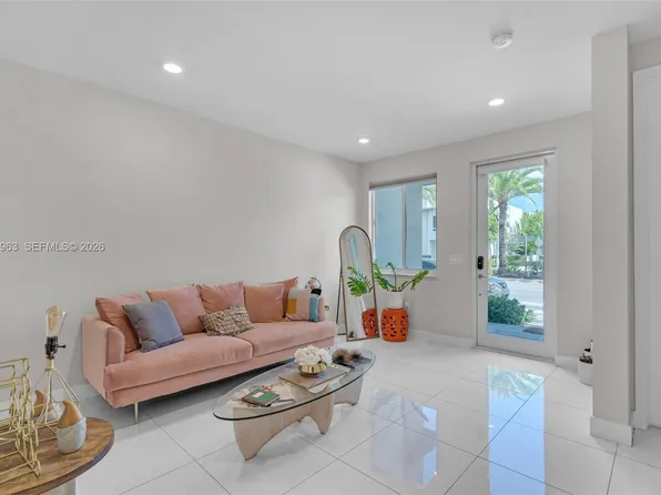 10365 NW 66th St, Miami, FL 33178