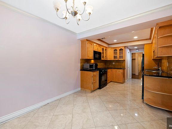 3rd image of 10707 Camarillo St APT 101