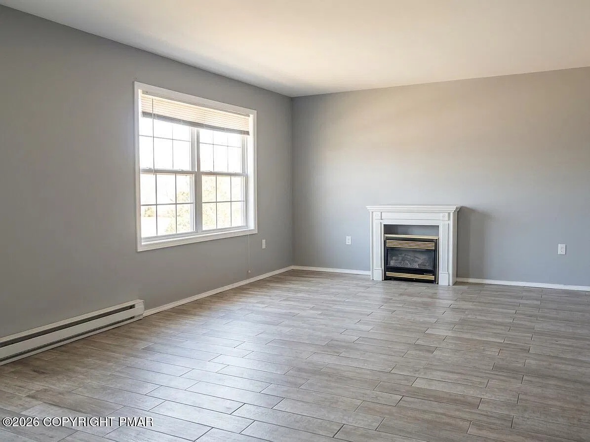 4 bed, 2.0 bath, 2392 sqft, $2,600 — Photo 2