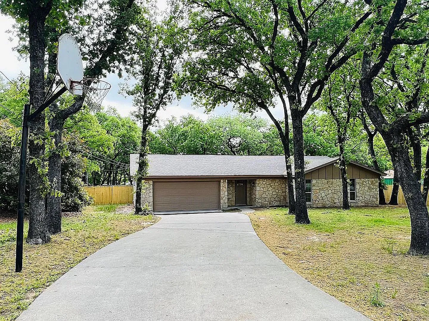 NO HOA - 4/2 Large Privacy Fenced Yard, Acton Side of Granbury — Photo 2
