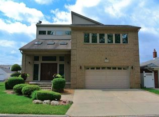 22502 Wildwood St, Saint Clair Shores, MI
