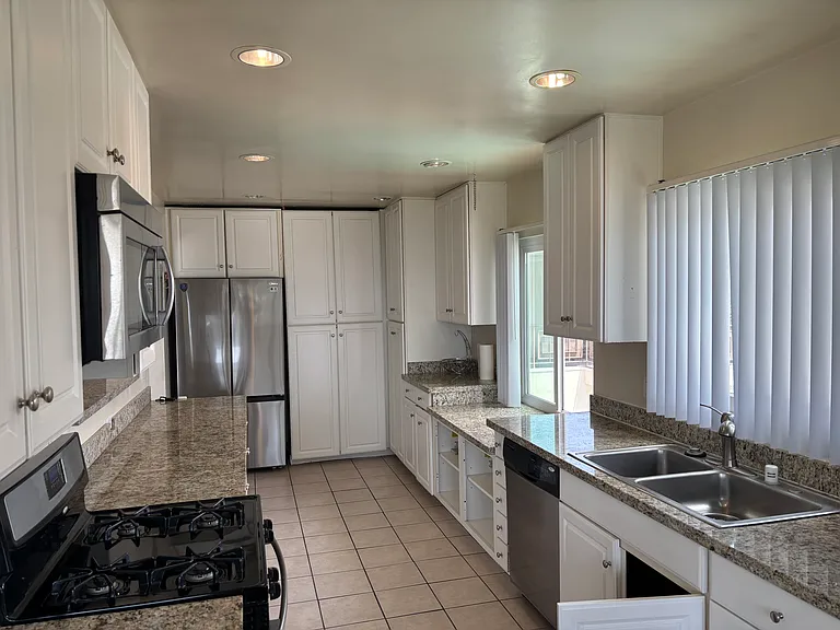 915 Ocean Ave #302 — Photo 25