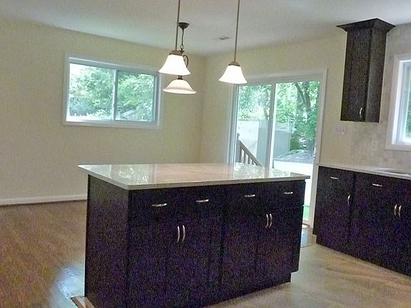Kitchen w/large island