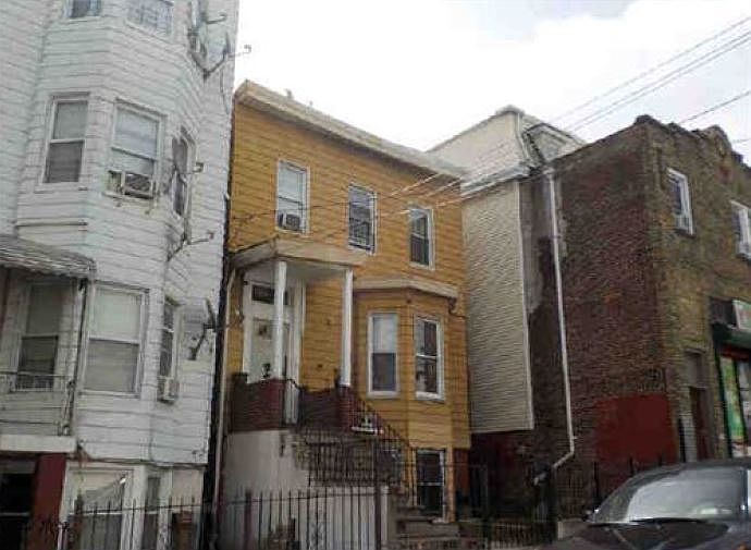 2nd image of 112 Oak St