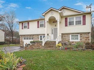 16 Disco Dr, Middletown, NY 10941