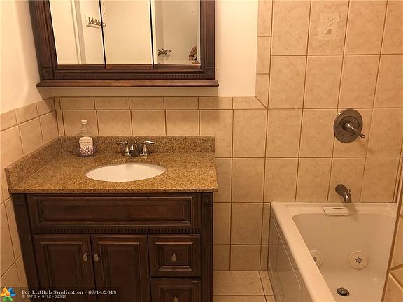 5th image of 2935 NE 163rd St APT 5T