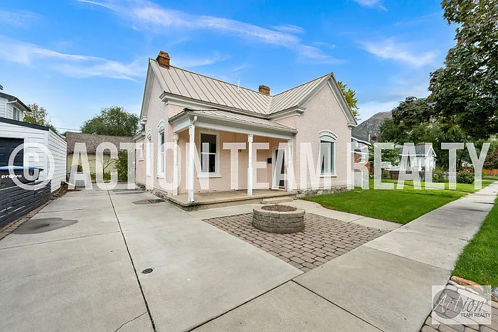 2 bed, 1.5 bath, 1079 sqft, $1,395 — Photo 2