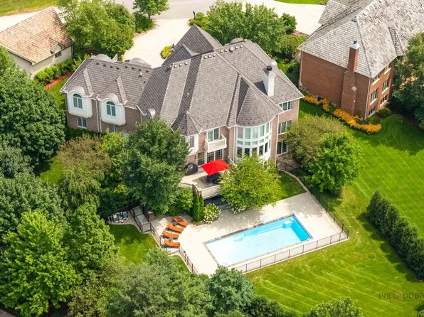 151 Palmer Cir, Vernon Hills, IL 60061