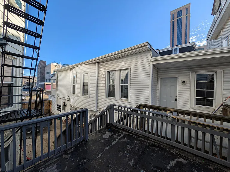 16 N Iowa Ave — Photo 2