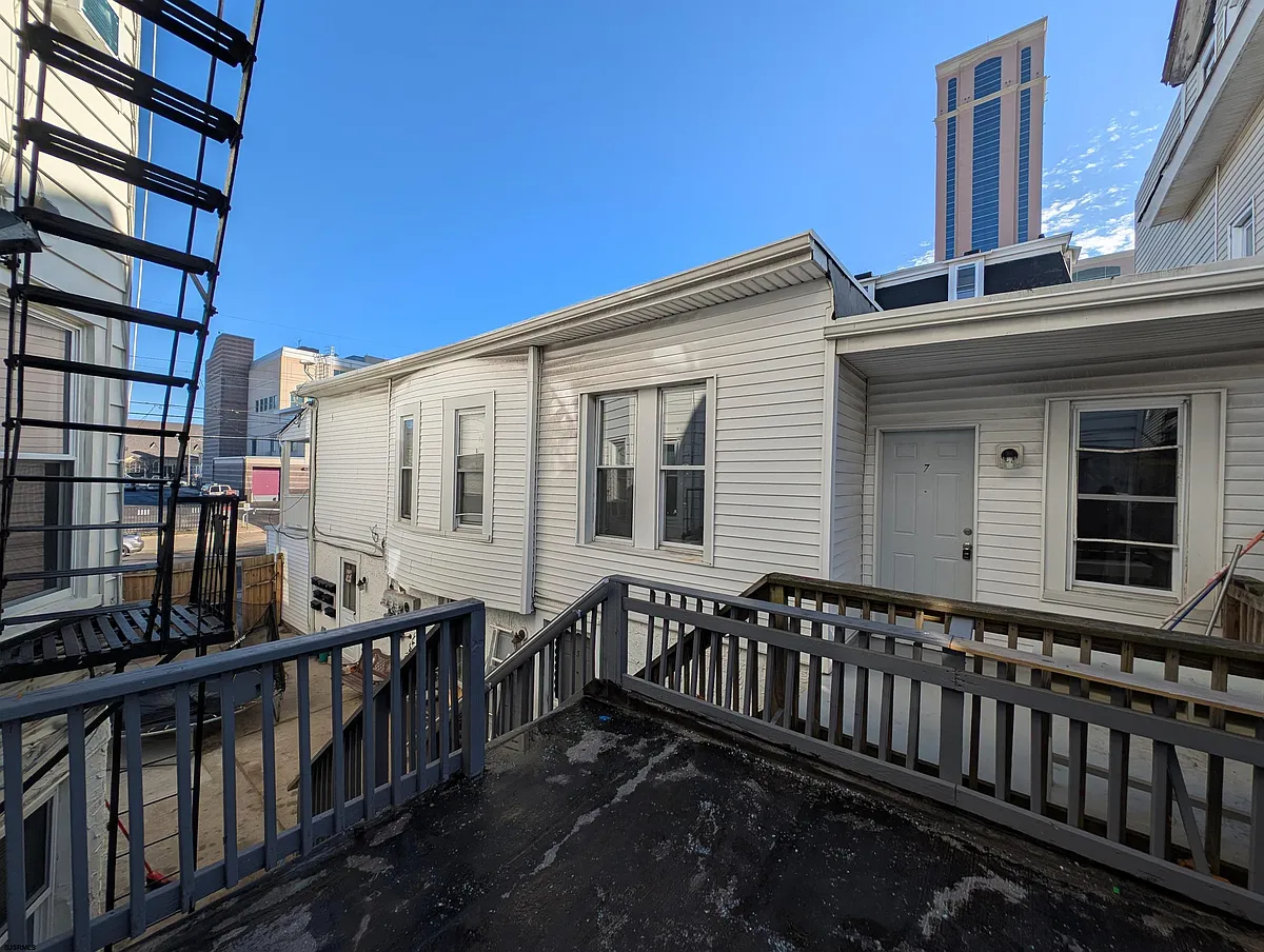 Building Photo - 16 N Iowa Ave