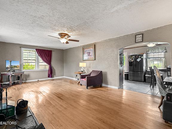 4th image of 305 Gilbert Ln
