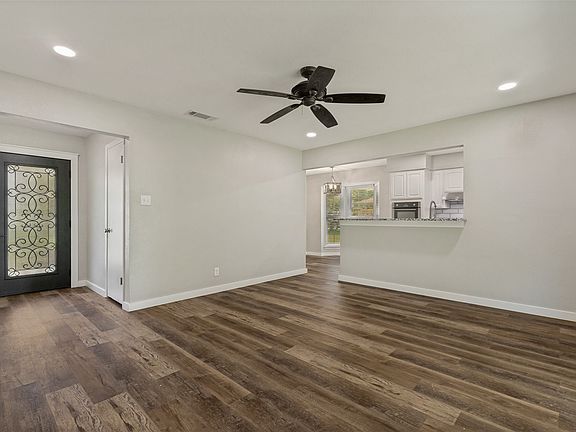 4th image of 914 S Hyde Park Ave
