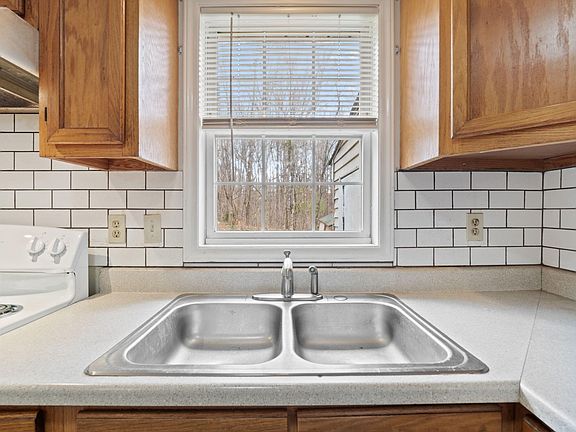 5th image of 116 Village St