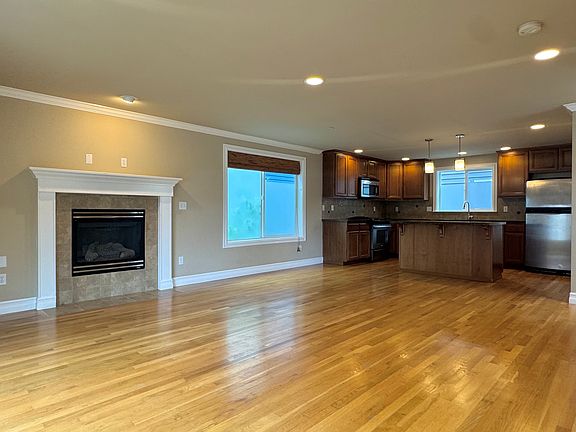 3rd image of 703 N 94th St