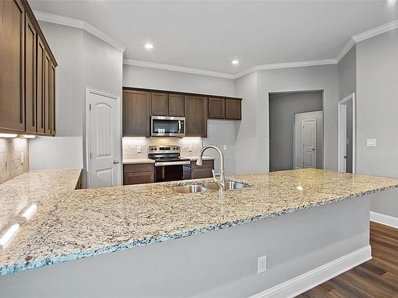 4th image of 1414 Saratoga Dr