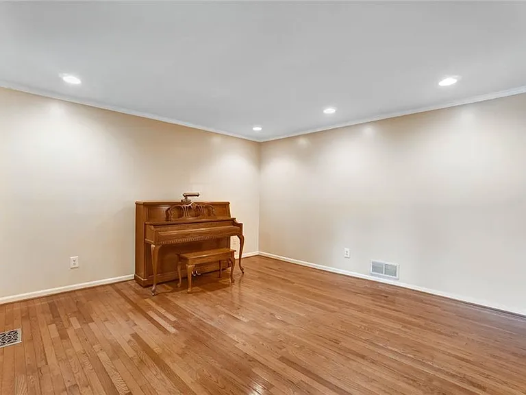 295 Oakmere Dr — Photo 7