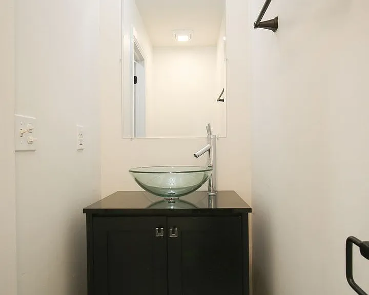 1225 S Lawton Ave — Photo 18