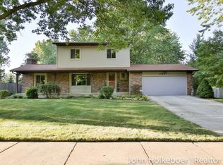 3227 Paris Park Dr SE, Kentwood, MI 49512