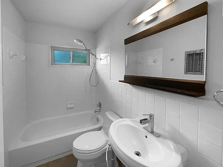 2nd image of 5430 Lynn St #11