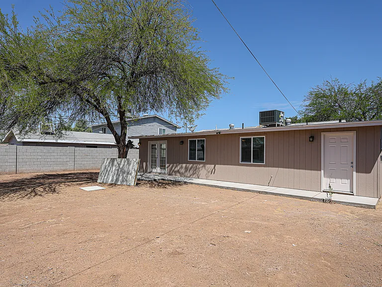 1053 E Weldon Ave — Photo 48