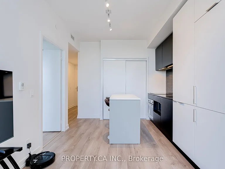 33 Helendale Ave #719 — Photo 12