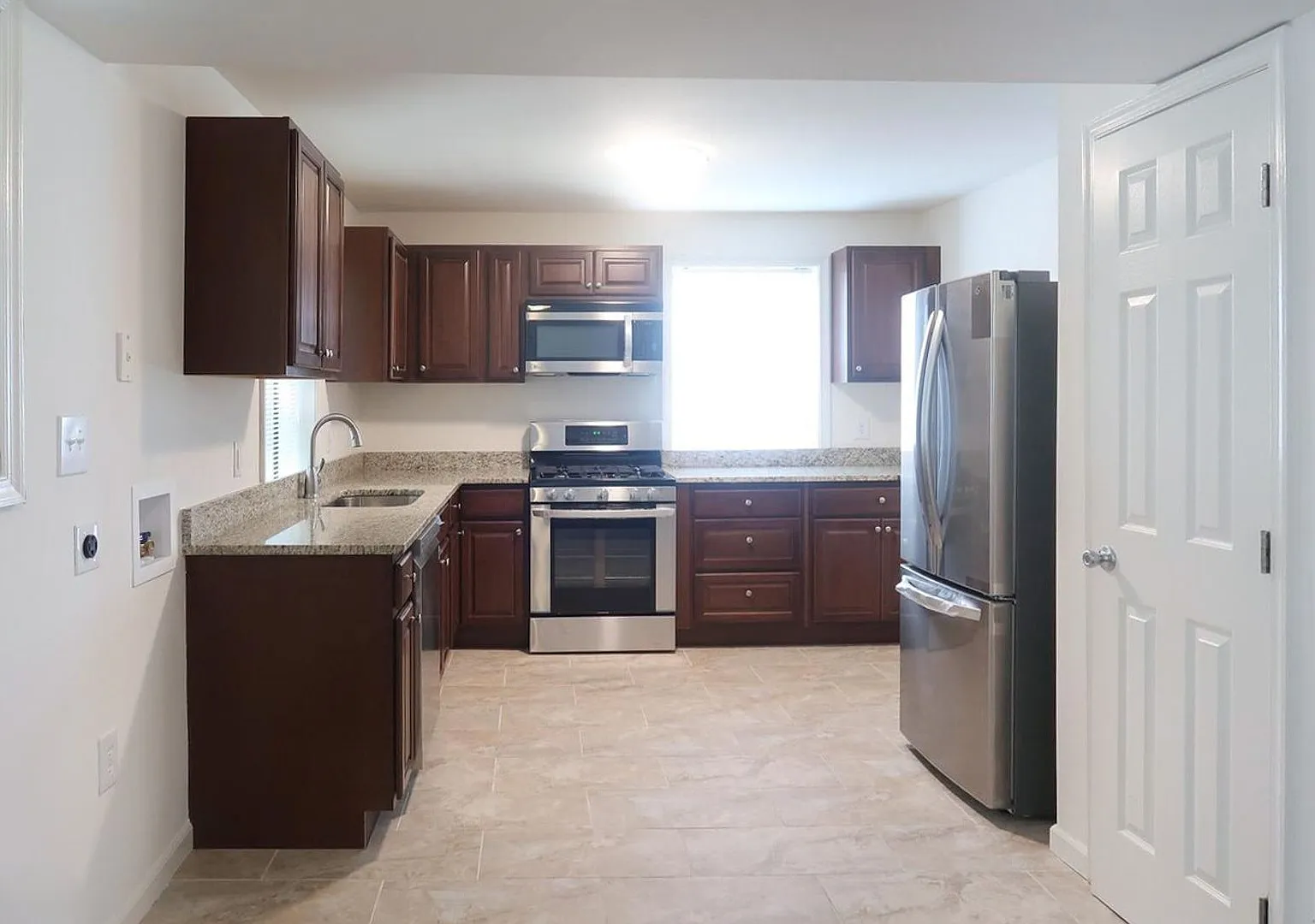 Modern Two Bedroom + Den Condo! Minutes to Congress Heights Metro! — Photo 3