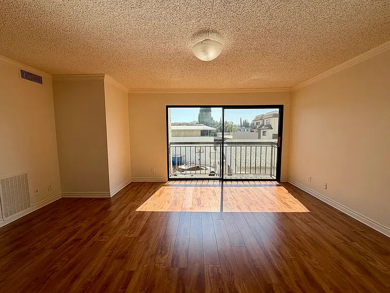 814 E Windsor Rd #104 — Photo 7