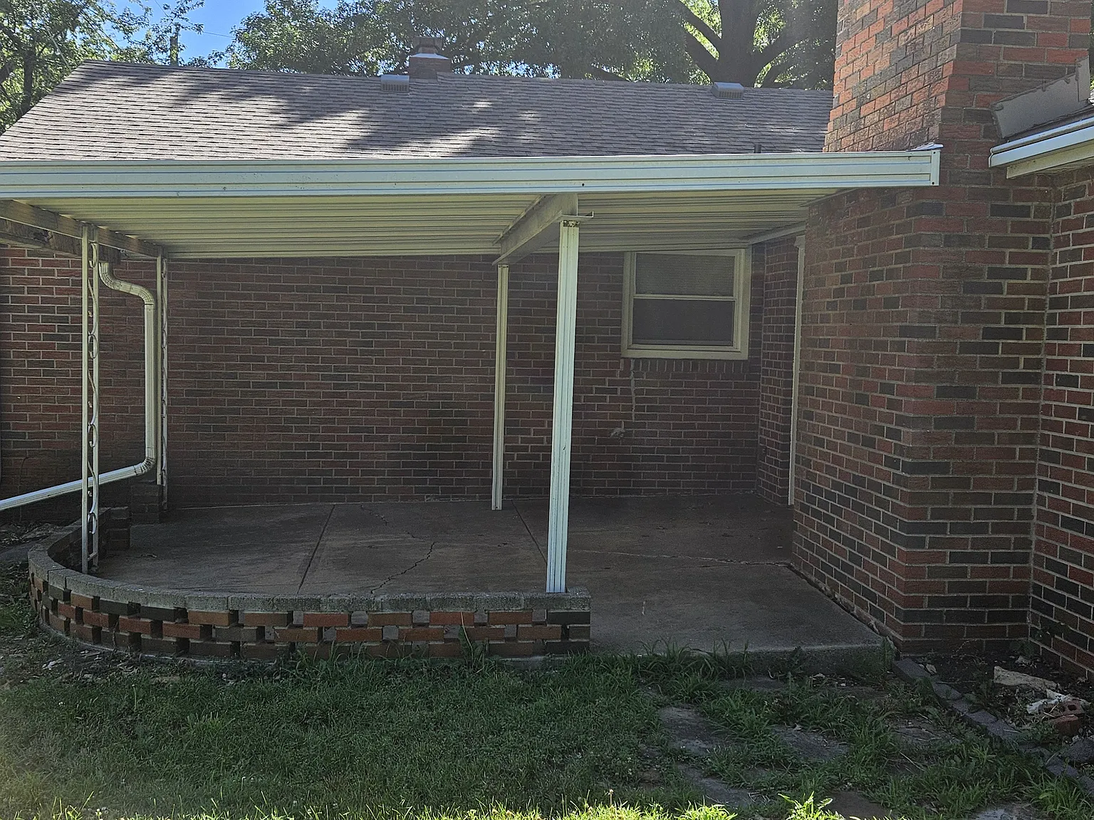 3 bed, 1.5 bath, 1410 sqft, $2,100 — Photo 2