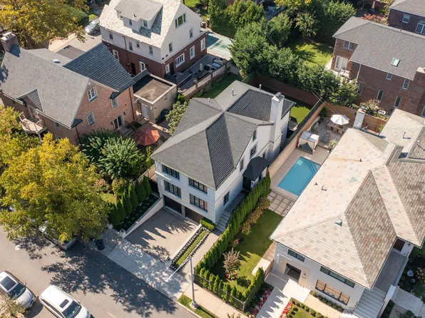 8008 Harbor View Terrace image 2 of 30