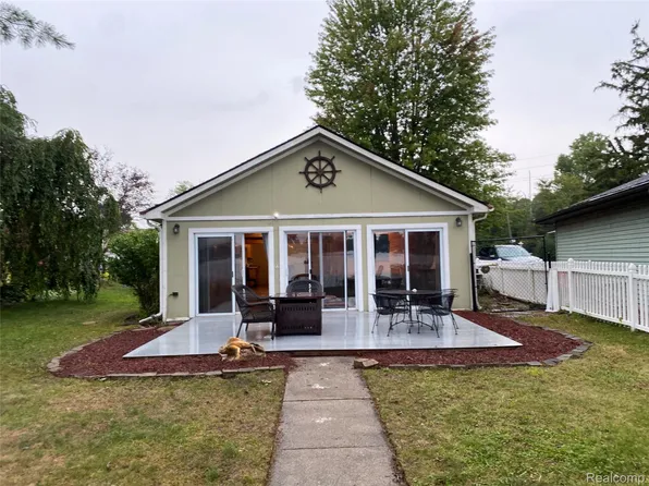 7825 Elizabeth Lake Rd, Waterford, MI 48327