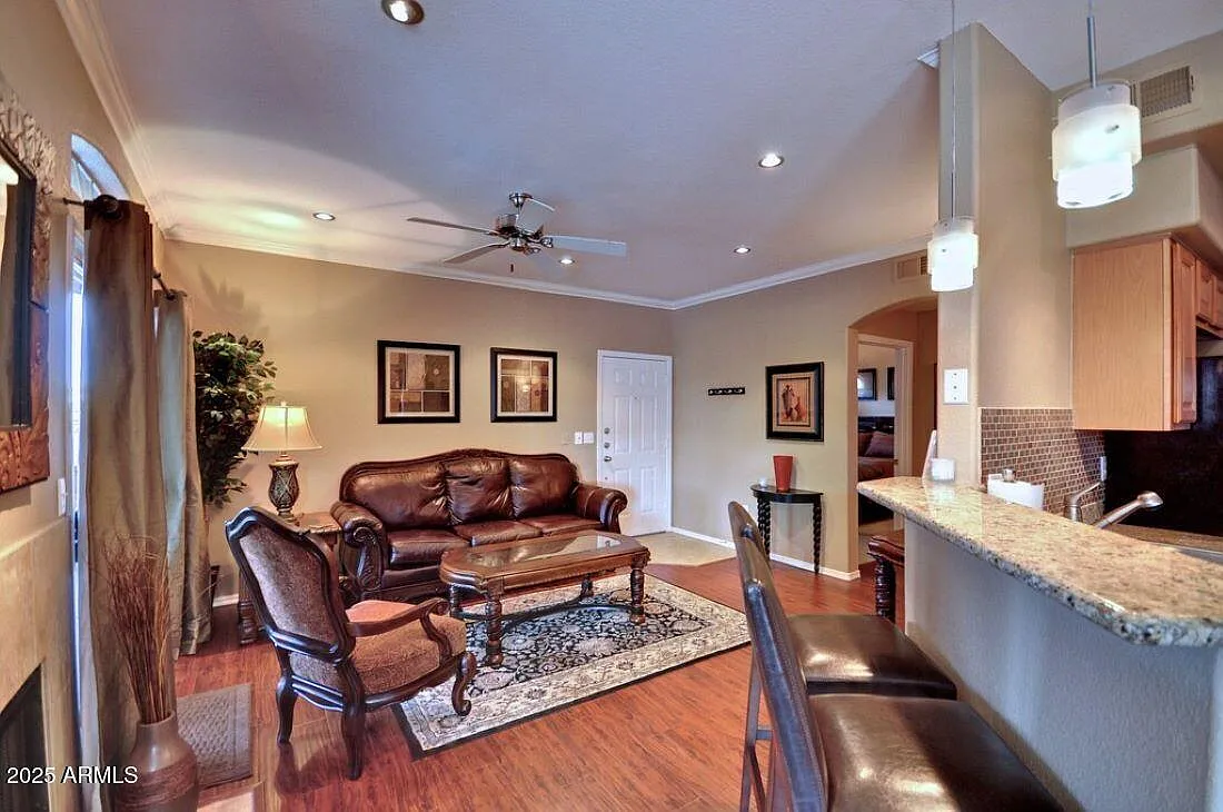 2 bed, 2.0 bath, 1070 sqft, $2,500 — Photo 2
