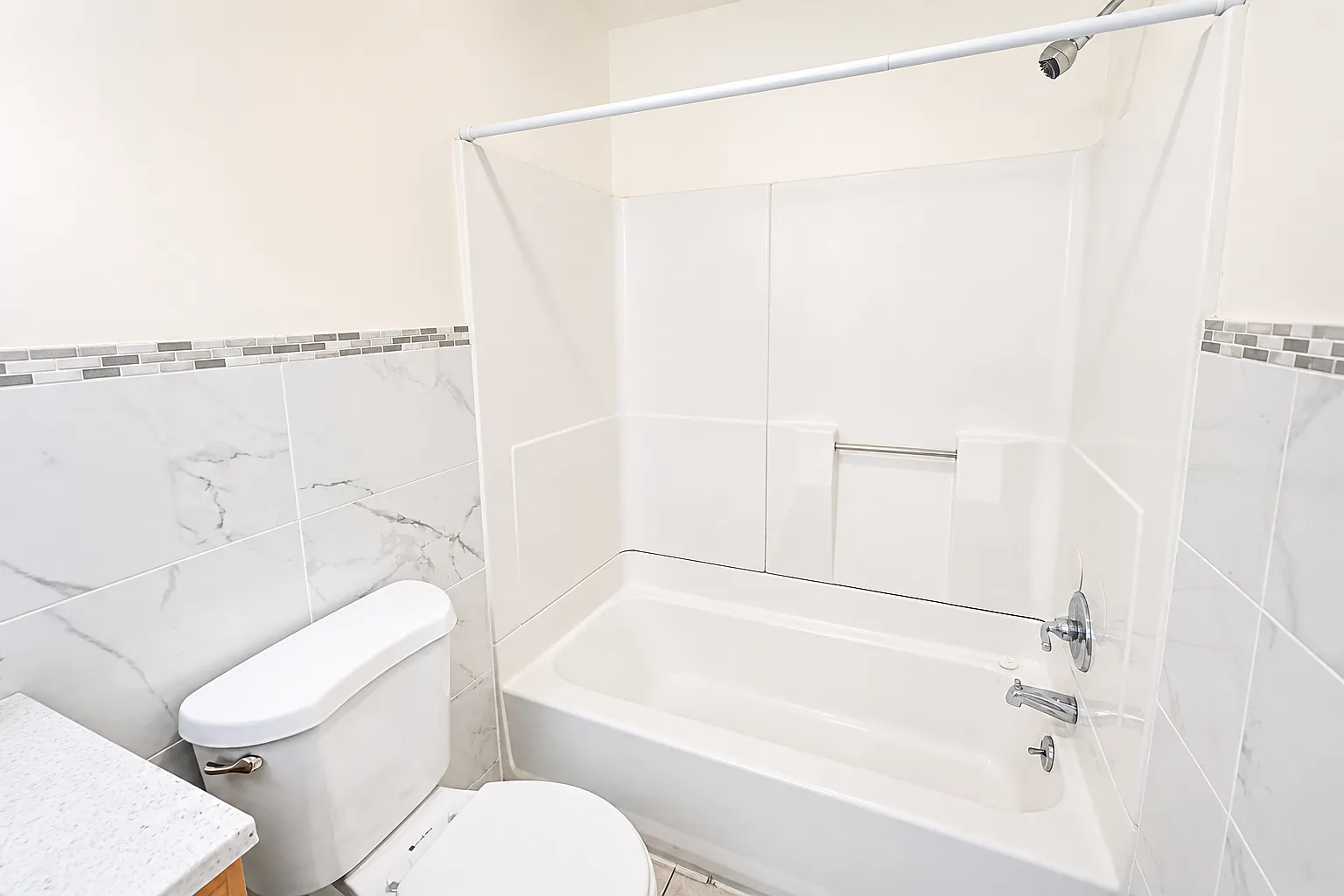 4 bed, $2,450 — Photo 3