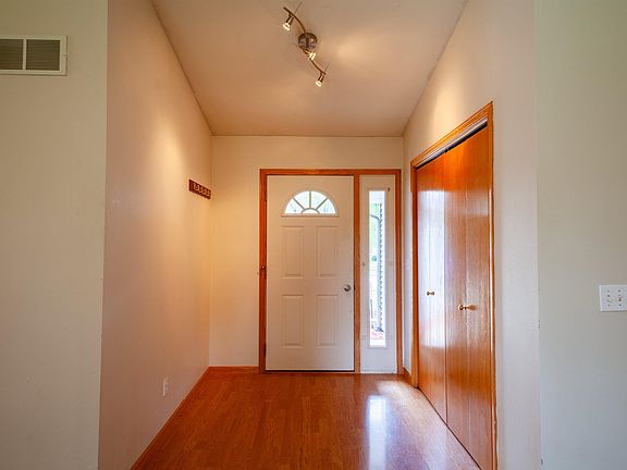 3rd image of 401 Hawkins Dr
