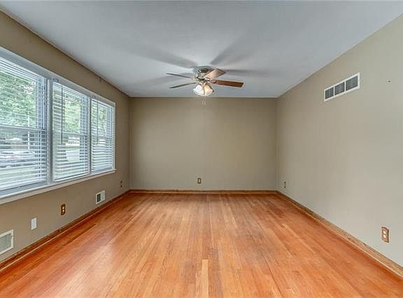 4th image of 7616 W 88th St
