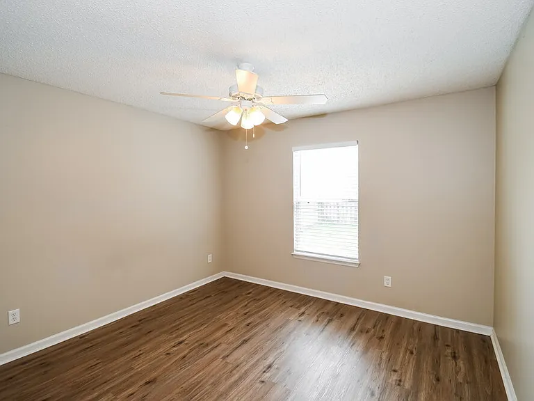 2041 Hunters Trace Cir — Photo 12
