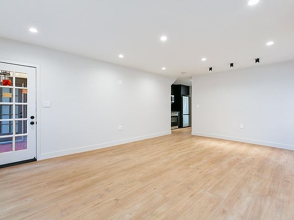 5th image of 345 N Heliotrope Dr