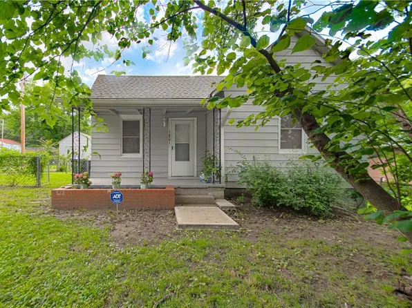 1801 S Broadway St, Leavenworth, KS 66048