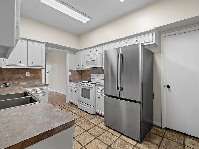 12 Hallmark Dr — Photo 11