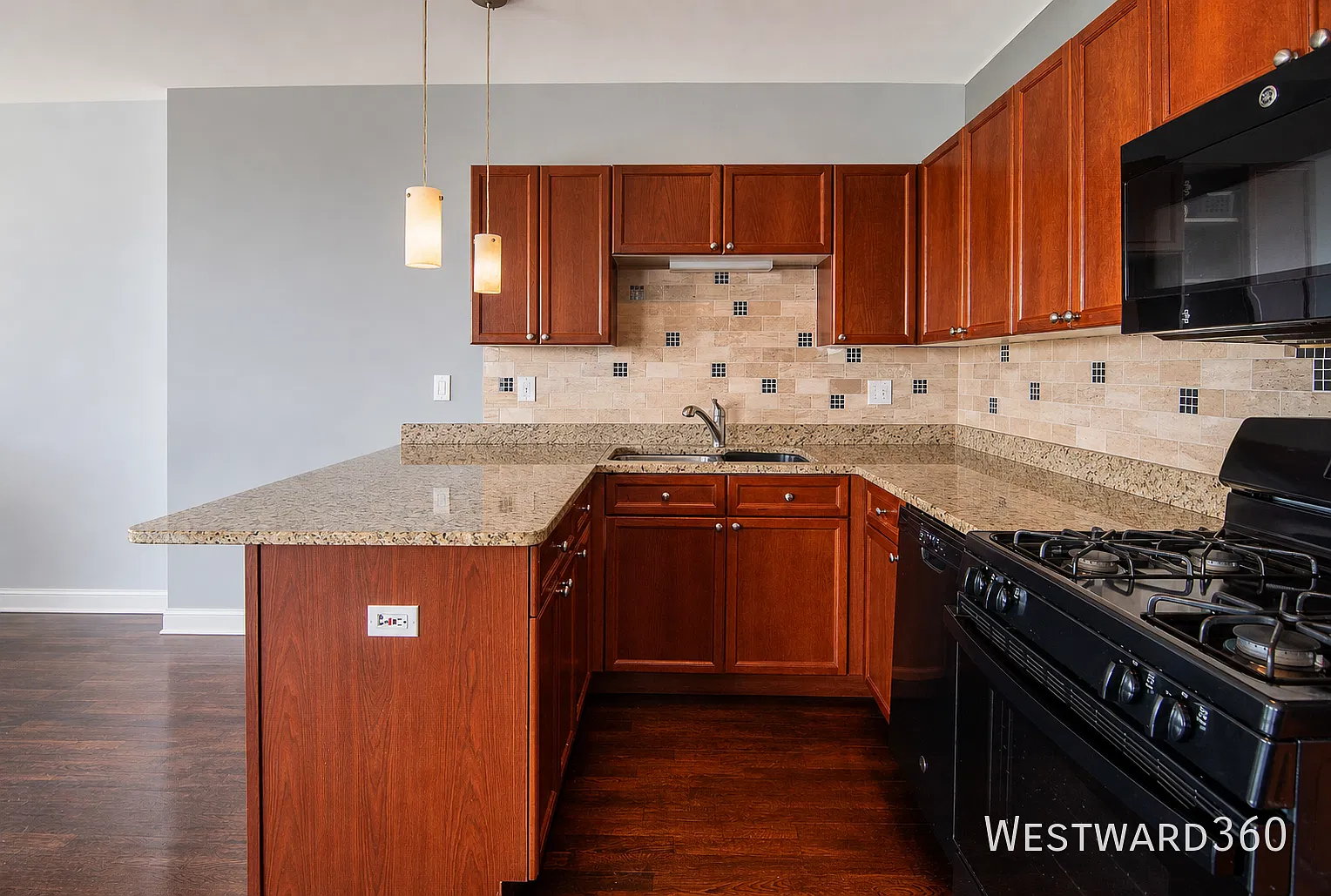 Updated 2BR with Parking, Hardwood Floors, parking and balcony — Photo 4