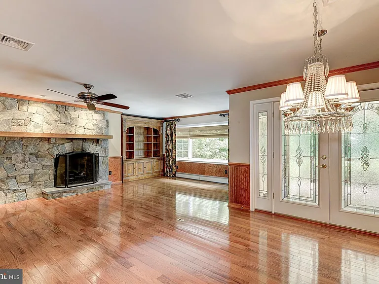 929 Woburn Ct — Photo 8